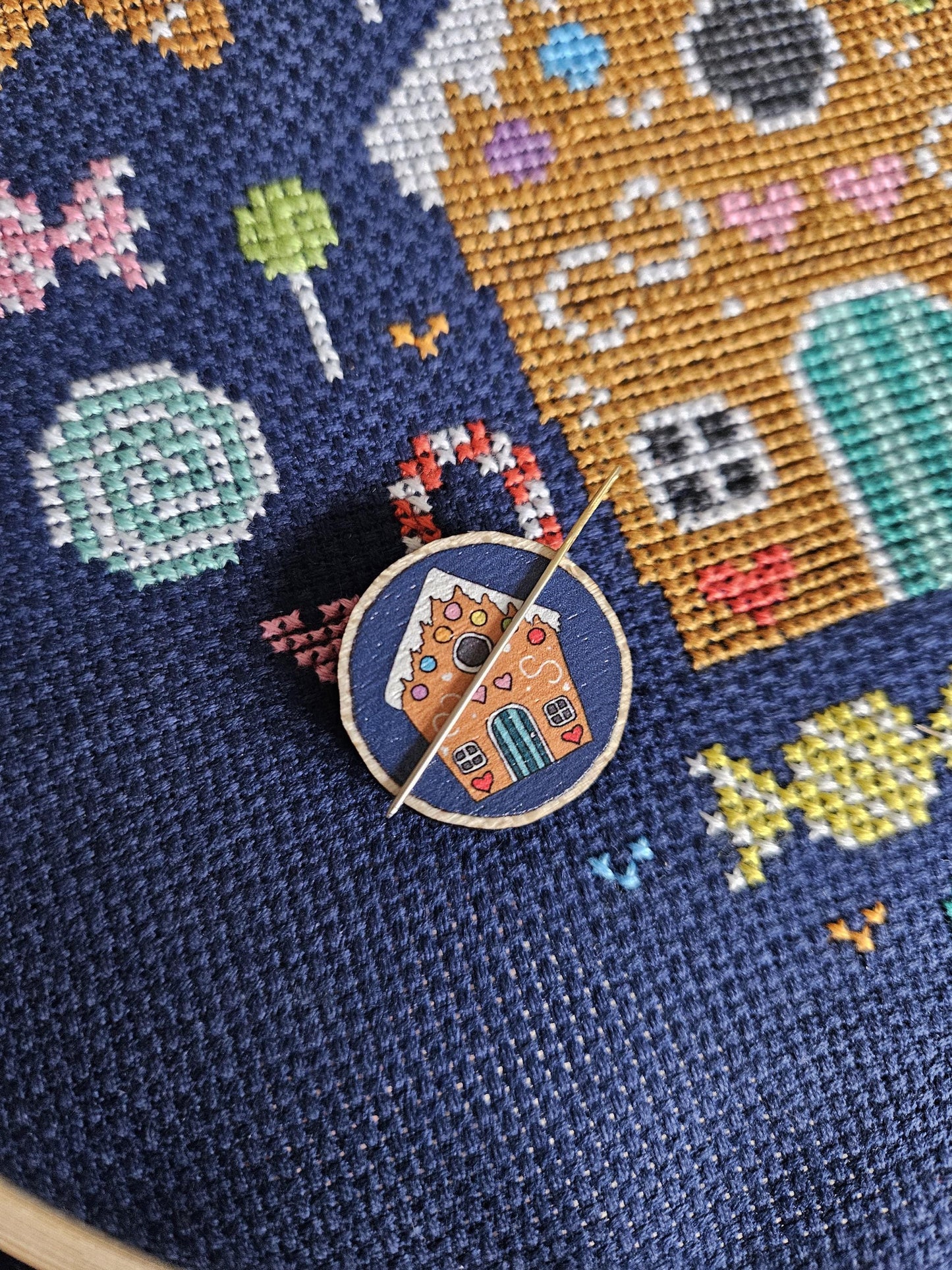 Gingerbread House Wooden Needle Minder