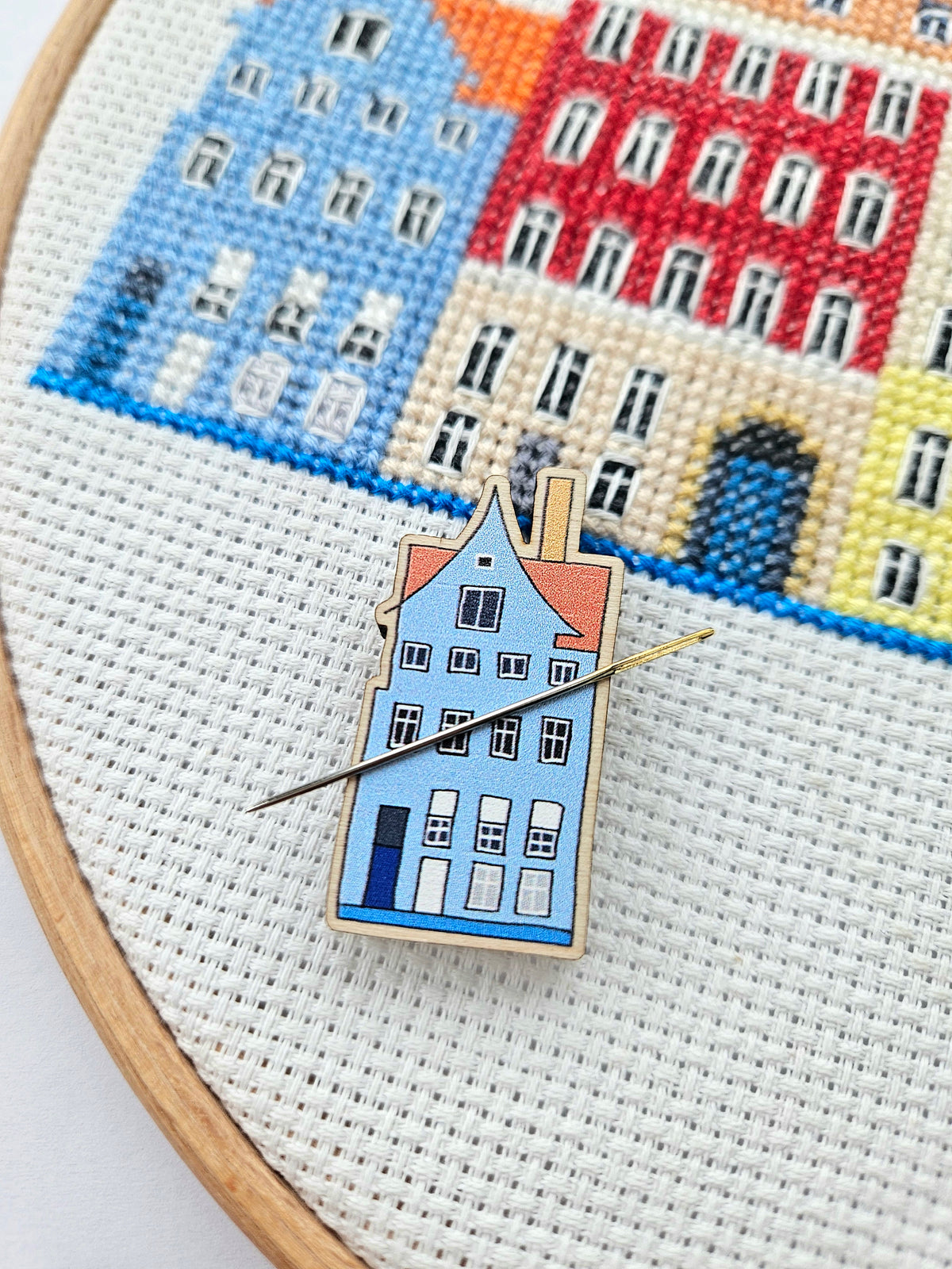Cities Wooden Needle Minder